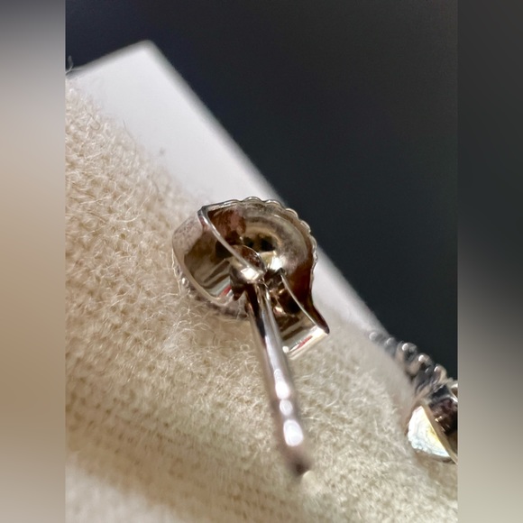 Retired James Avery Delicate Margarita Spanish Daisy hoop earrings. NEW. - Picture 7 of 9